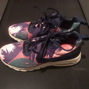 Nike Air Tropical Sneakers women’s size 9
